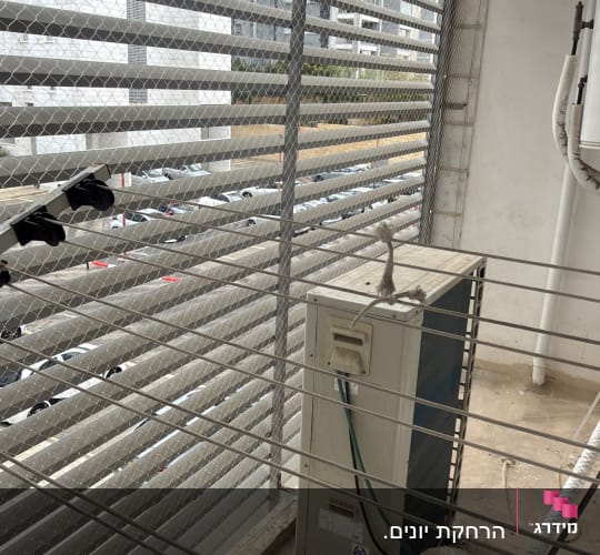 רשת למניעת כניסת יונים במרפסת עם מזגן